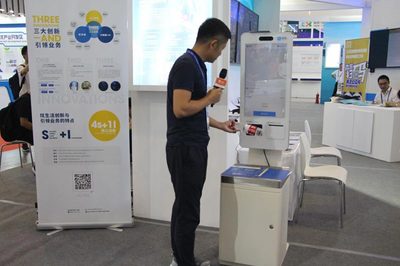 炫生活副总裁陈乾与赵德滨博士亮相南京软博会，引领会展服务新浪潮